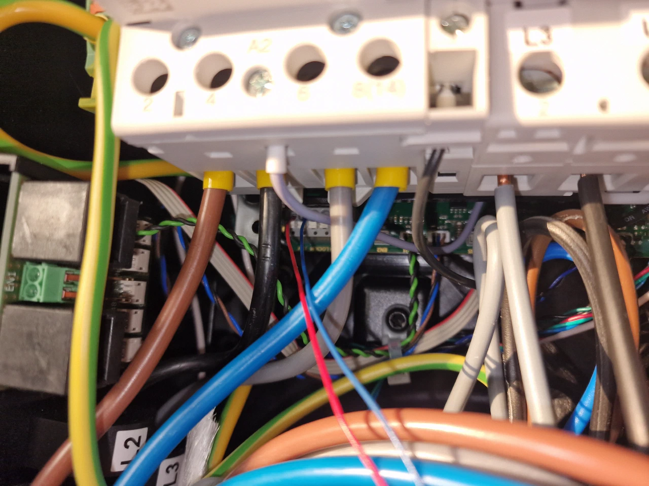 Inside of an ABL eMH1 wallbox showing the left side focussing on a header deep inside the box