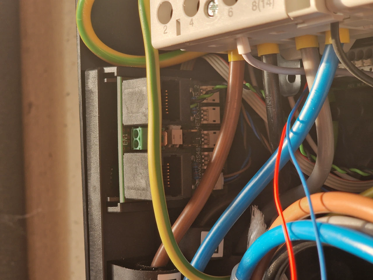 Two RJ45 sockets inside an eMH1